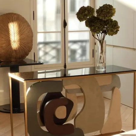 Apartment Luxueux Avec Balcon, Champs Elysees *