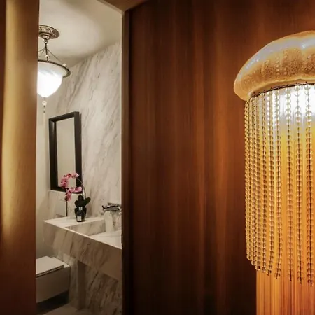 Apartment Luxueux Avec Balcon, Champs Elysees Paris
