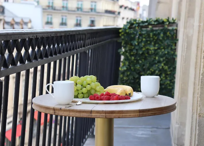 Luxueux Avec Balcon, Champs élysées Paris