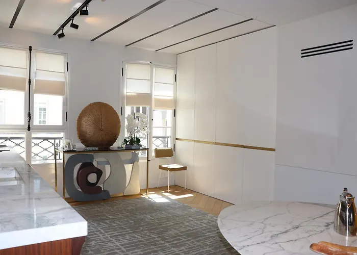 Luxueux Avec Balcon, Champs élysées Appartement