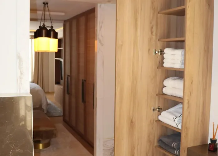 Luxueux Avec Balcon, Champs élysées Paris