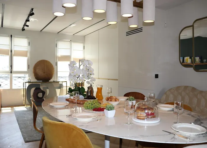 Appartement Luxueux Avec Balcon, Champs élysées Paris