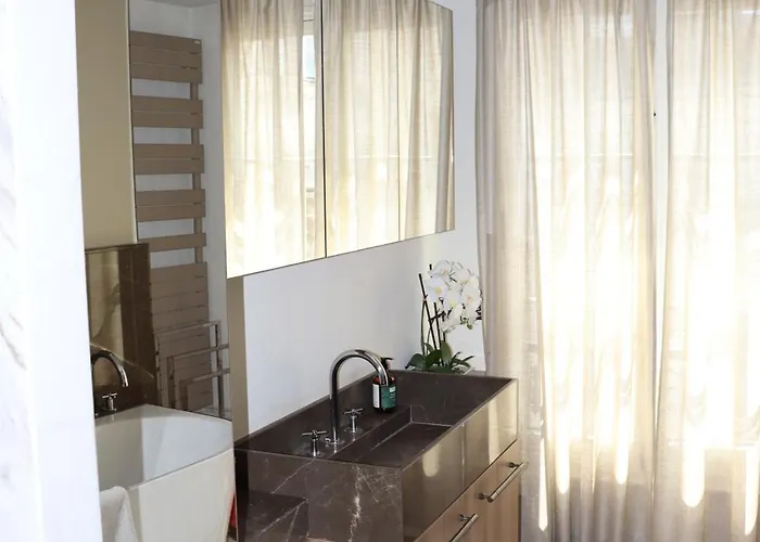 Luxueux Avec Balcon, Champs élysées Paris