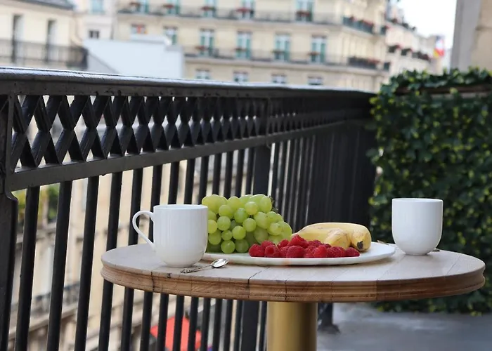 Appartement Luxueux Avec Balcon, Champs élysées *