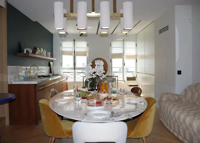 Luxueux Avec Balcon, Champs élysées