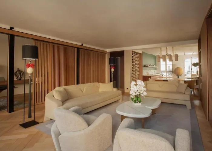 Appartement Luxueux Avec Balcon, Champs élysées