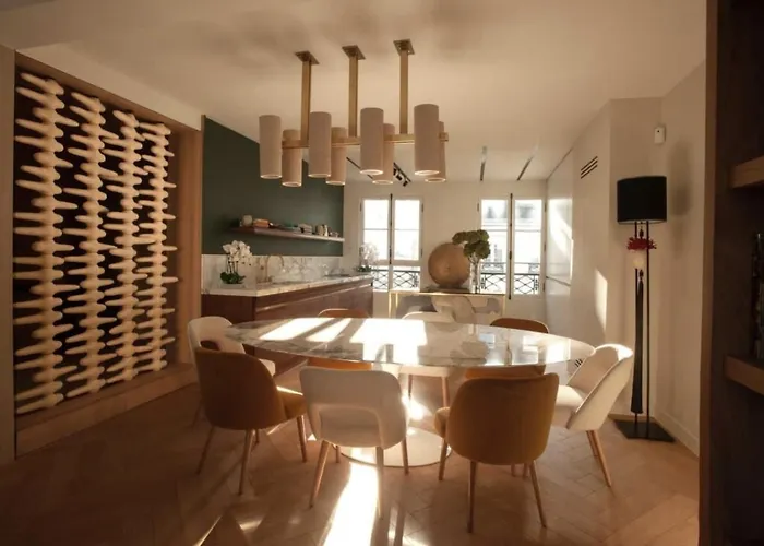 Appartement Luxueux Avec Balcon, Champs élysées