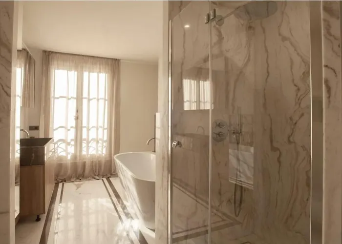 Luxueux Avec Balcon, Champs élysées Appartement *