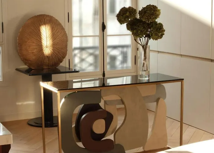 Appartement Luxueux Avec Balcon, Champs élysées *