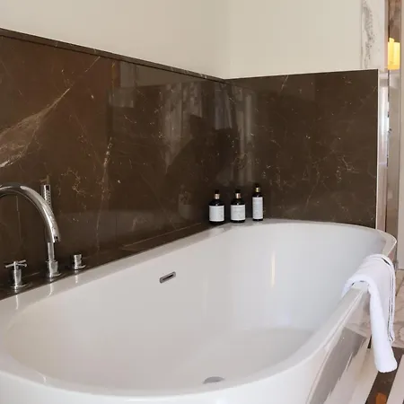 Luxueux Avec Balcon, Champs Elysees