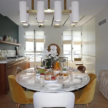 Luxueux Avec Balcon, Champs Elysees